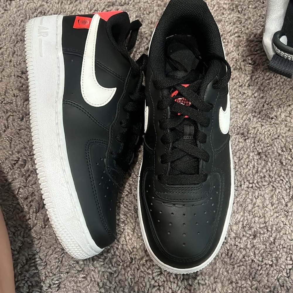 Nike Air Force 1 Low
Worldwide Black Flash Crimson White